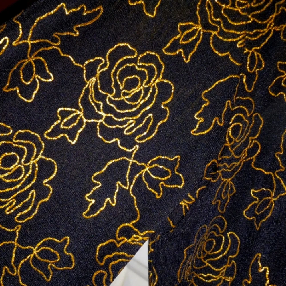 METALLIC ROSES - Picture 2 of 3